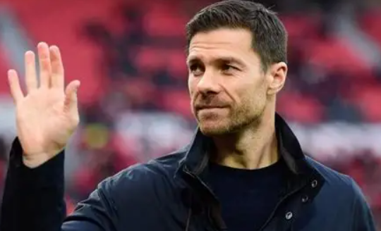 欧冠<a href='/news/tag/286.html' style='color: blue;'>皇马</a>负曼城:阿隆索决策与球员表现剖析